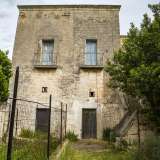 La palazzina in tufo ha un impianto a torre sul cui prospetto si aprono due ingressi a piano terra e uguali balconi al piano superiore, al quale si arriva tramite una scalinata laterale in pietra